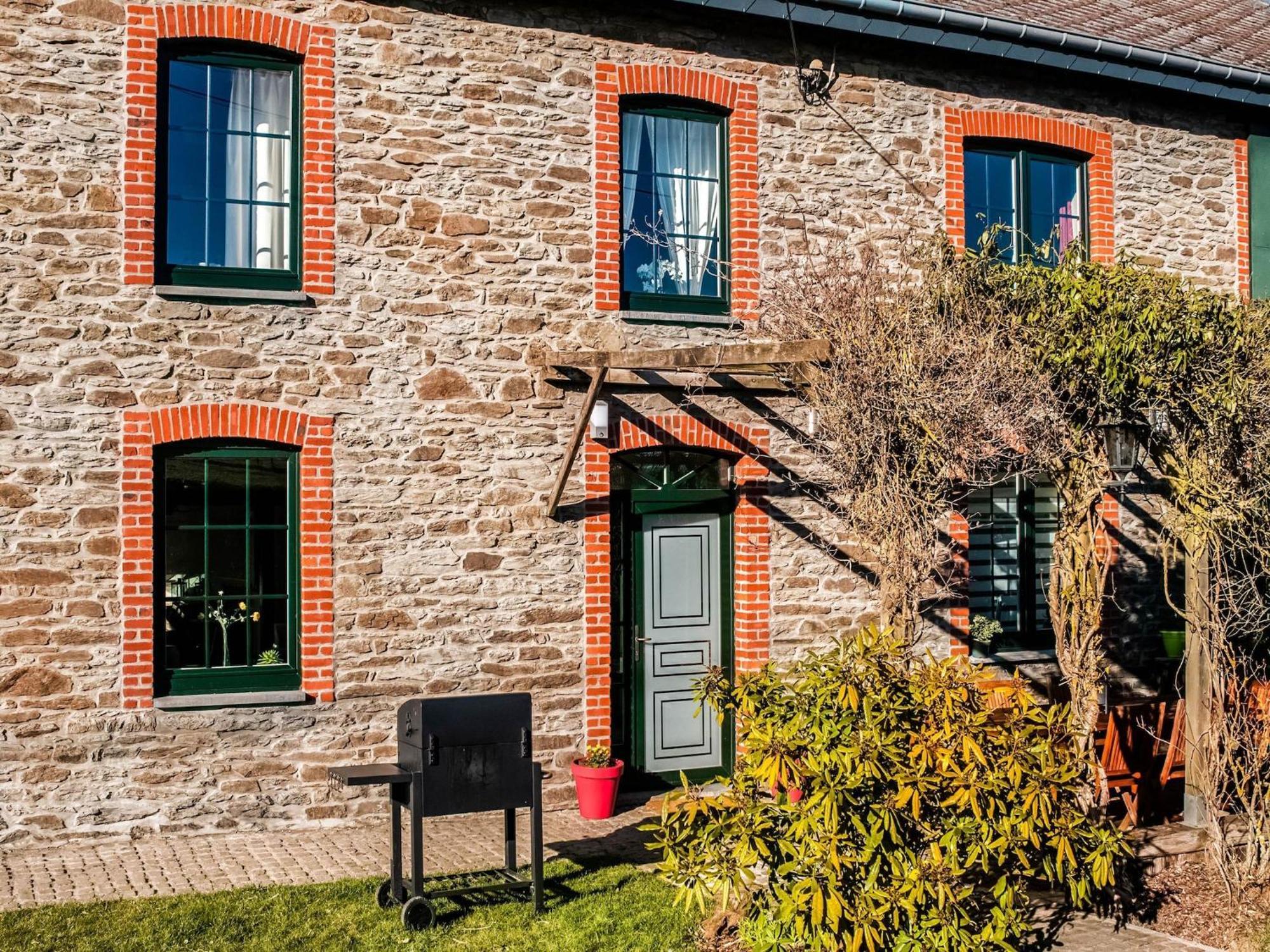 Pretty Farmhouse In Houffalize With Courtyard Eksteriør billede
